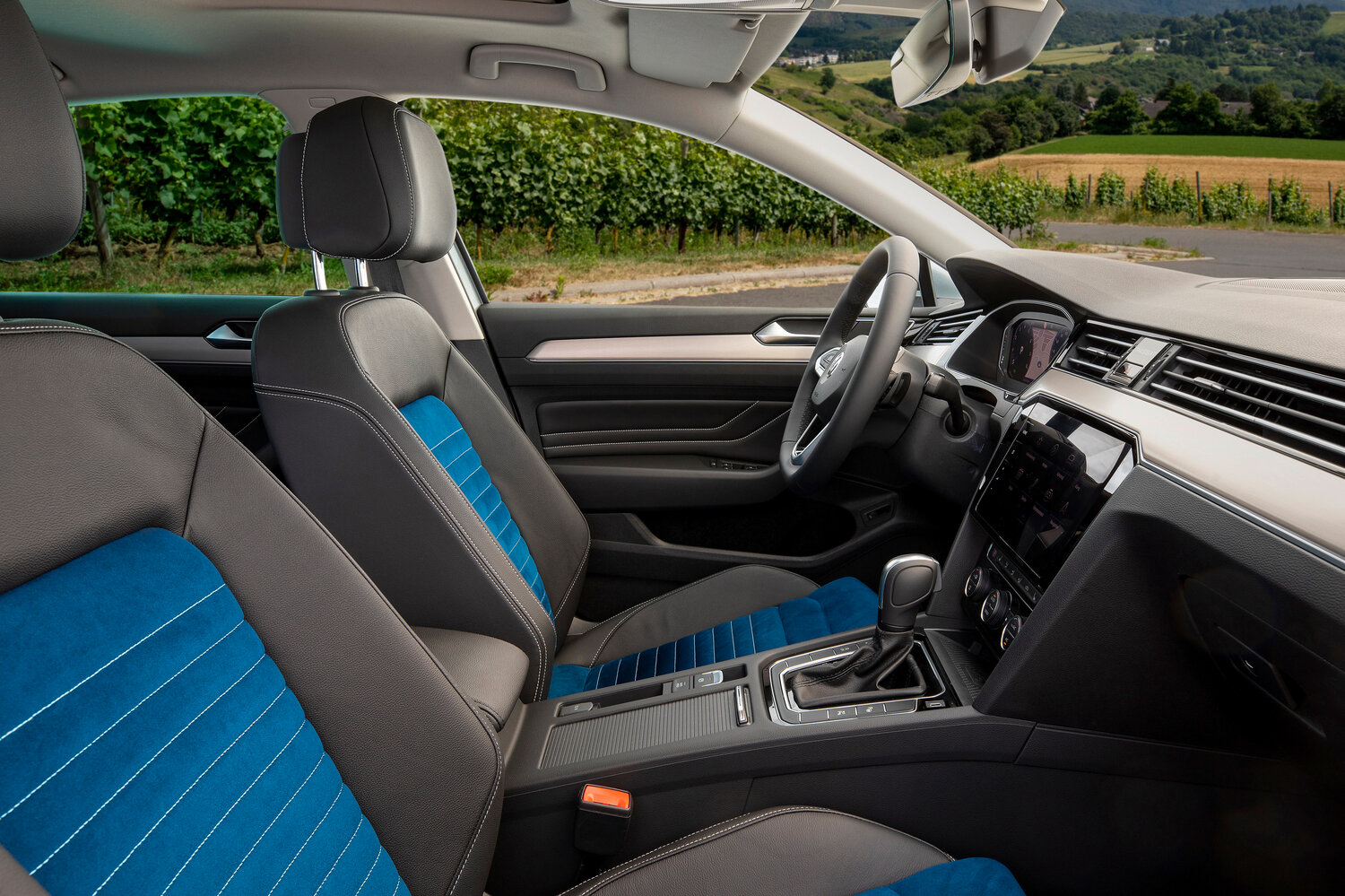 Volkswagen Passat 2023 330TSI Luxury — Фотографии комплектации 6