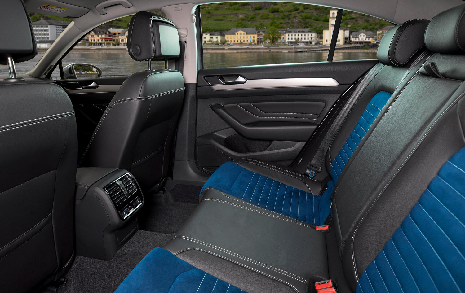 Volkswagen Passat 2023 330TSI Luxury — Фотографии комплектации 7