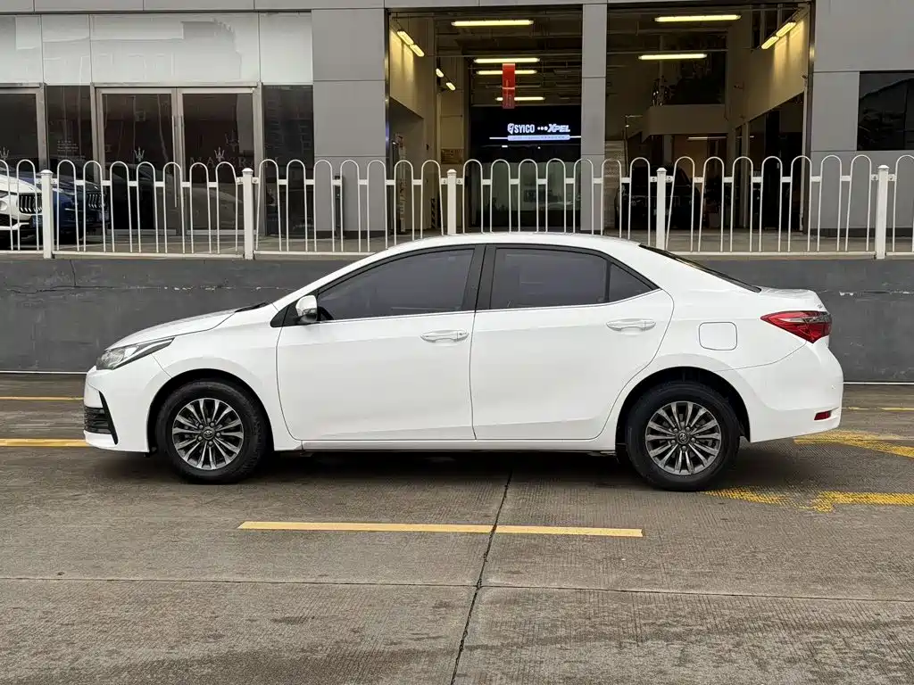 Toyota Corolla 2017 1.2T S-CVT GL — Фотографии автомобиля 4