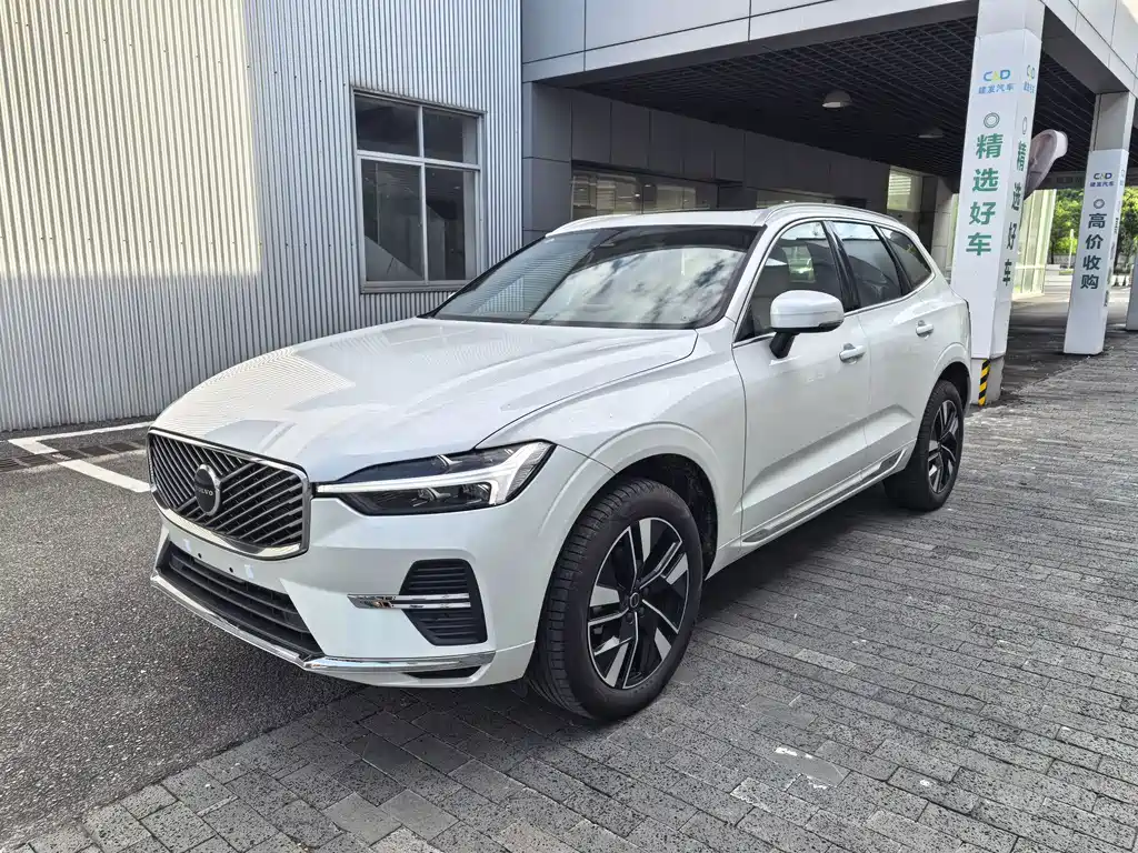 Volvo XC60 2026 B5 Luxury