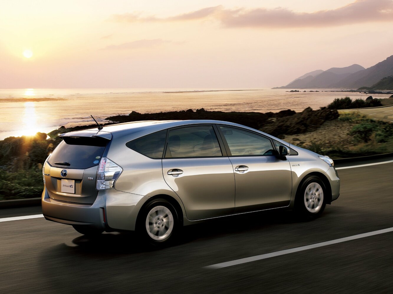 Toyota Prius Alpha S — Фотографии комплектации 3