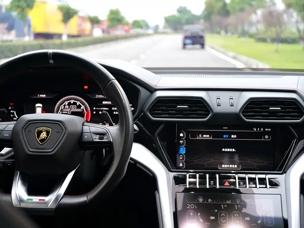 Lamborghini Urus 2018 4.0T V8 — Фотографии автомобиля 15