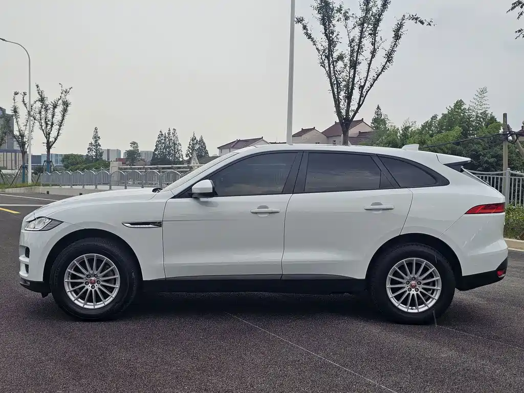 Jaguar F-Pace 2018 2.0T 4WD Premium — Фотографии автомобиля 3