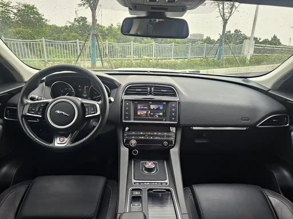 Jaguar F-Pace 2018 2.0T 4WD Premium — Фотографии автомобиля 5