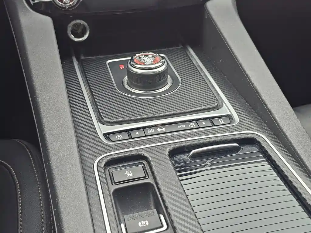 Jaguar F-Pace 2018 2.0T 4WD Premium — Фотографии автомобиля 8