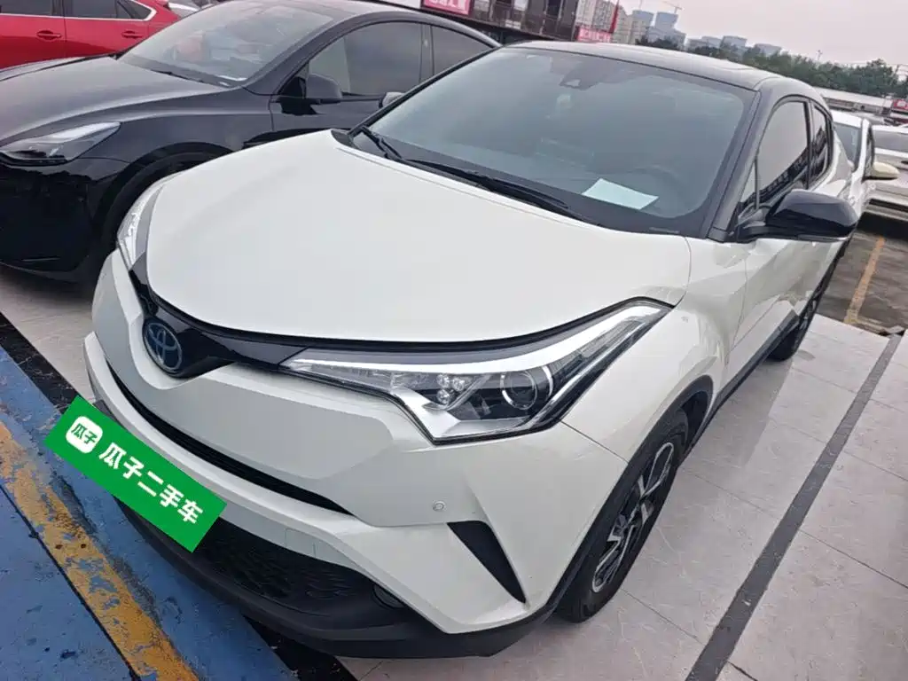 Toyota C-HR 2020 2.0L Lead — Фотографии автомобиля 1