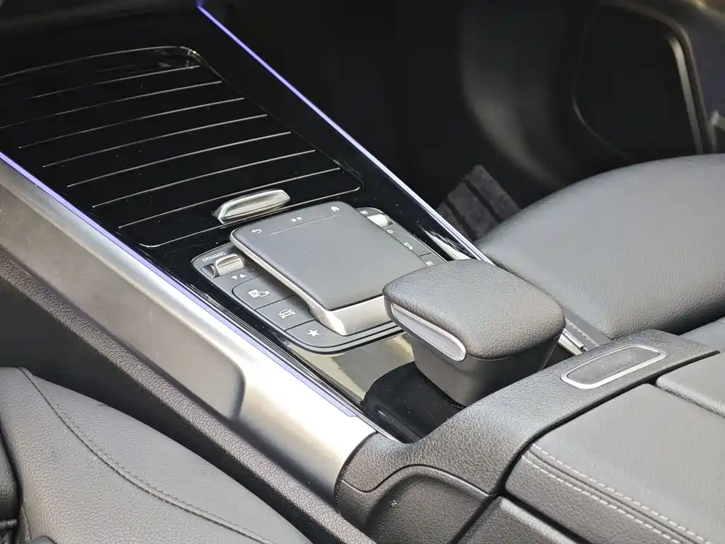 Mercedes-Benz GLB 2020 GLB 200 Fashion — Фотографии автомобиля 9