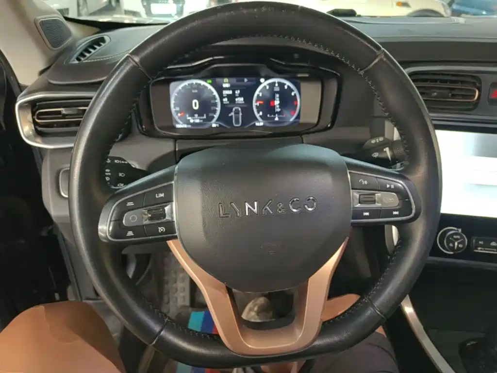 Lynk & Co 01 2017 2.0T Pro — Фотографии автомобиля 11