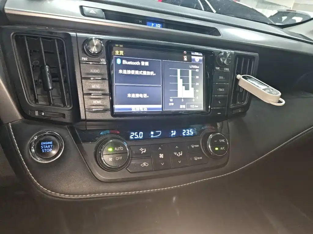 Toyota RAV4 2016 2.0L CVT V — Фотографии автомобиля 13