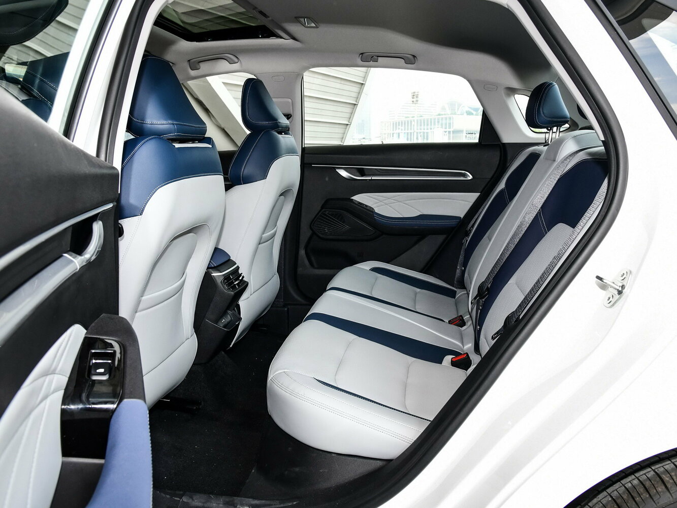 Geely Emgrand 2022 4 1.5L CVT Flagship — Фотографии комплектации 7