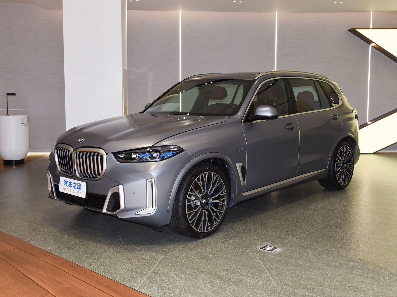 BMW X5 2025 xDrive30Li Premium M Sport — Фотографии комплектации 1