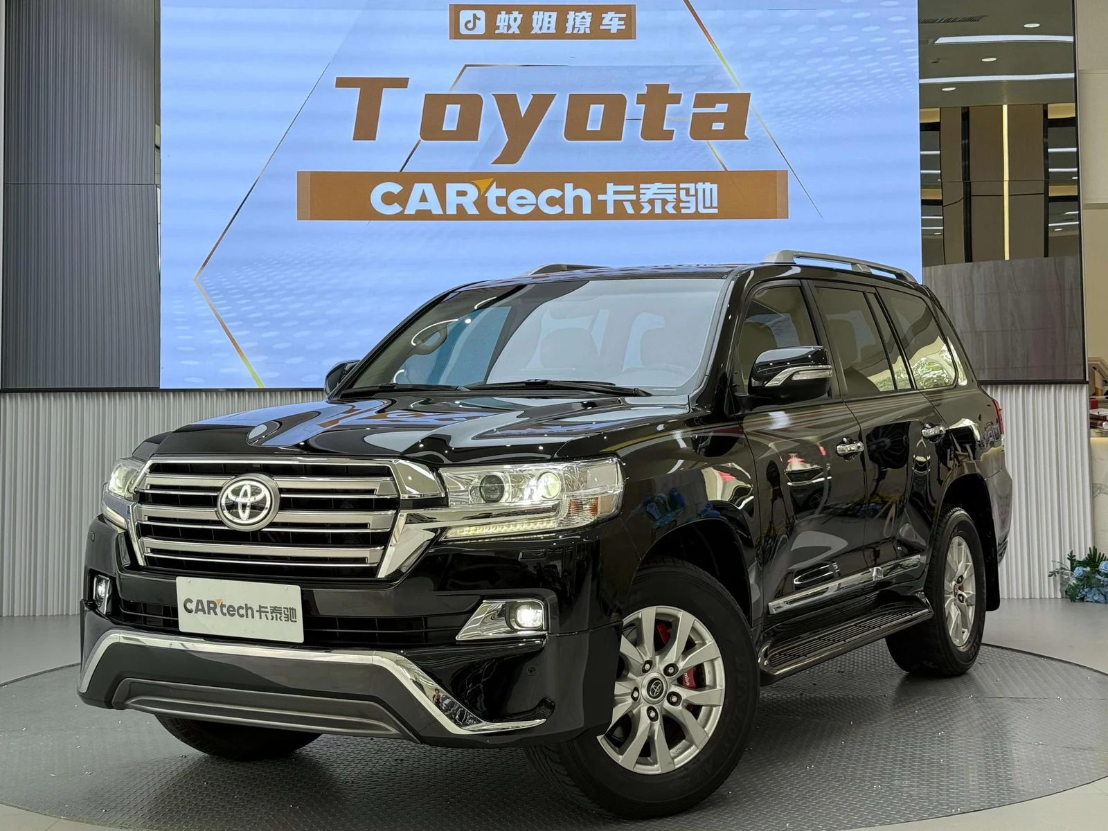 Toyota Land Cruiser 2019 4.6L AT 4WD 7 мест