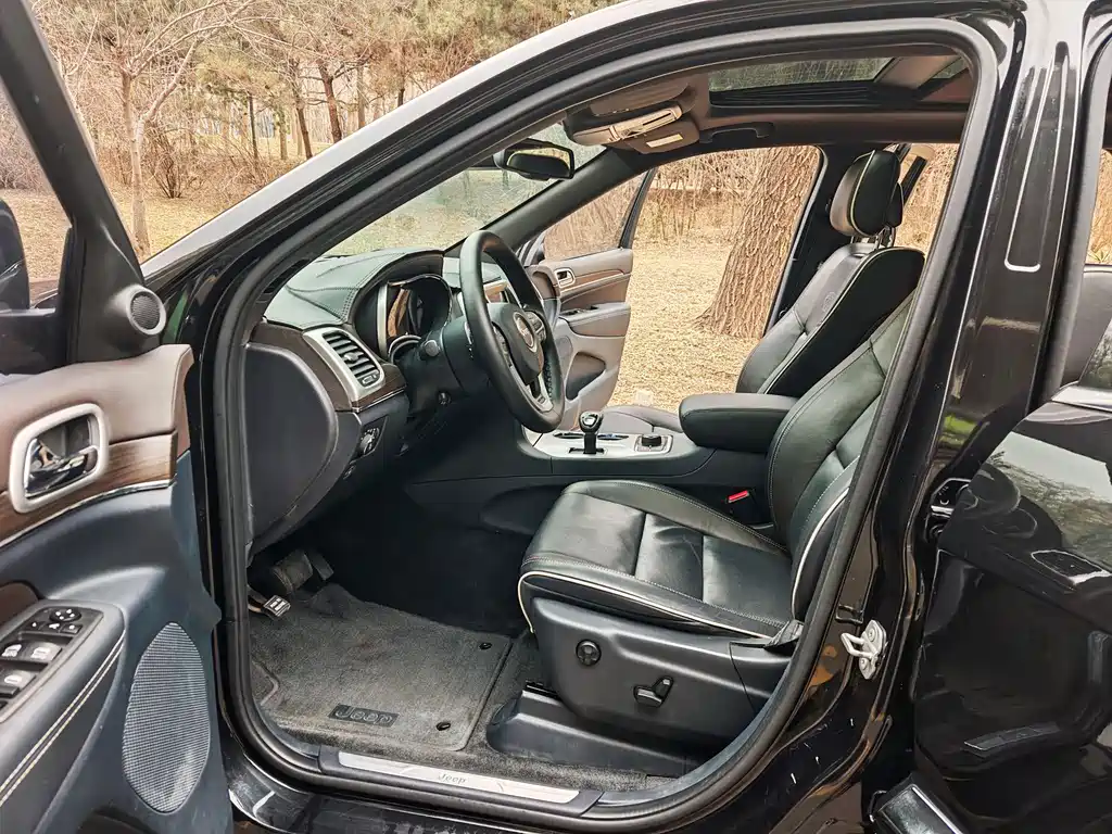 Jeep 2015 3.6L Luxury — Фотографии автомобиля 4