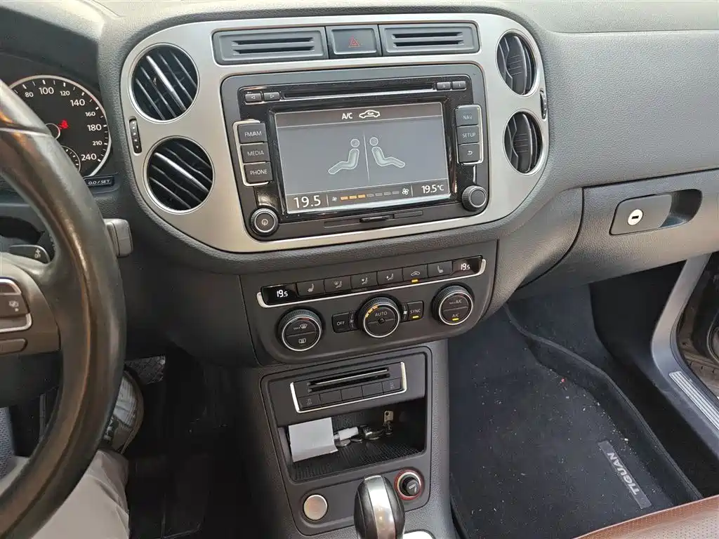 Volkswagen Tiguan 2015 1.8TSI AT Luxury — Фотографии автомобиля 6