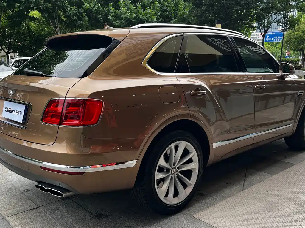 Bentley Bentayga 2018 4.0T V8 — Фотографии автомобиля 4