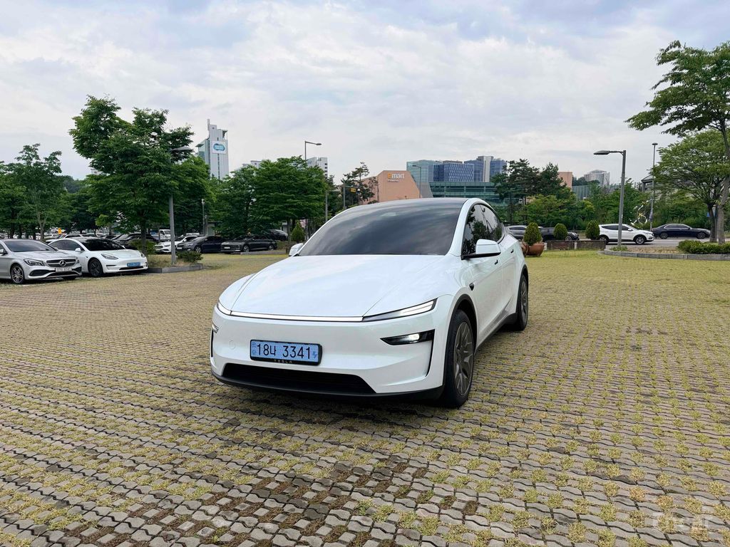 Tesla Model Y L Long Range AWD