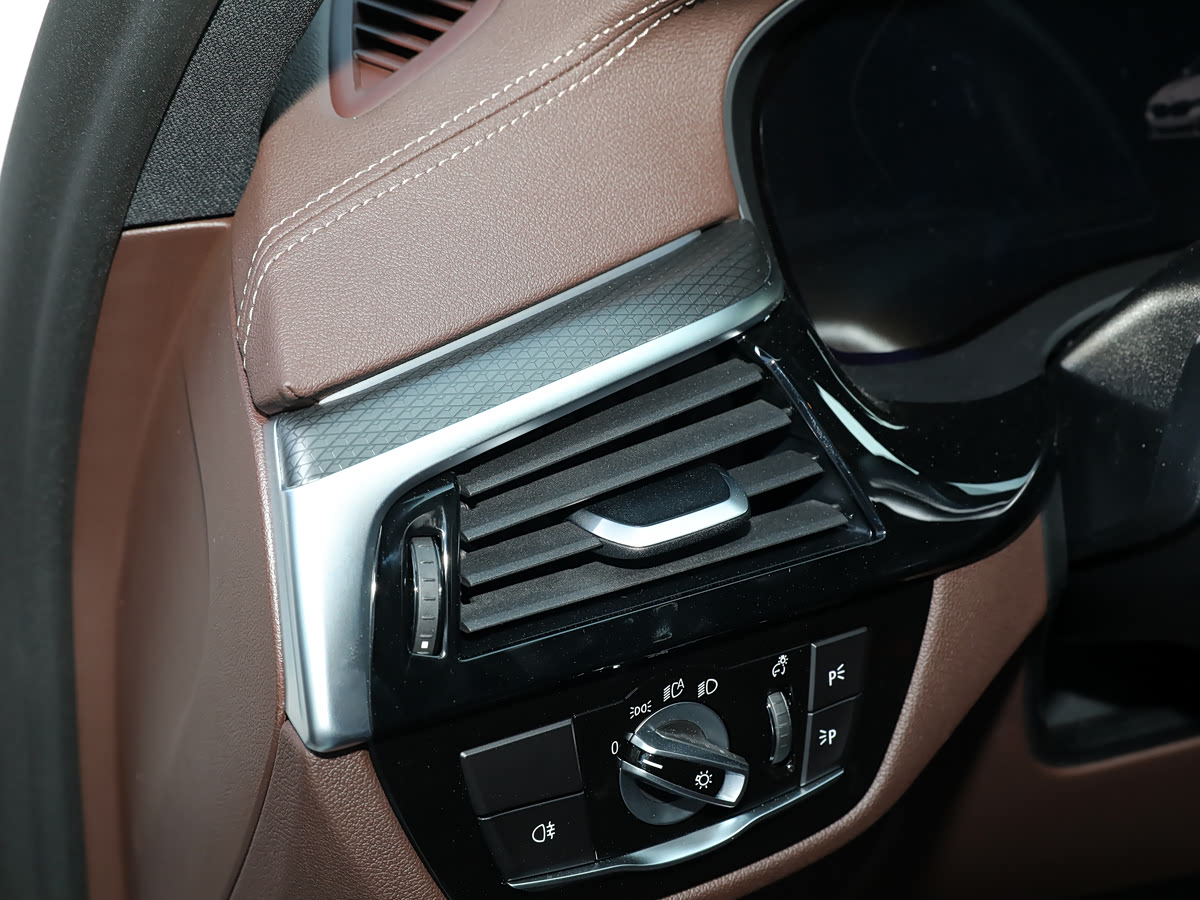 BMW 5 Series 5 2022 530Li Lead M Sport — Фотографии комплектации 15
